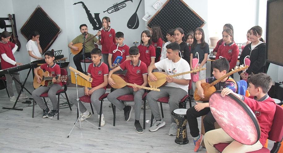 Erzincan’da 16 ortaokulda kurulan müzik sınıfları sayesinde öğrenciler birden fazla