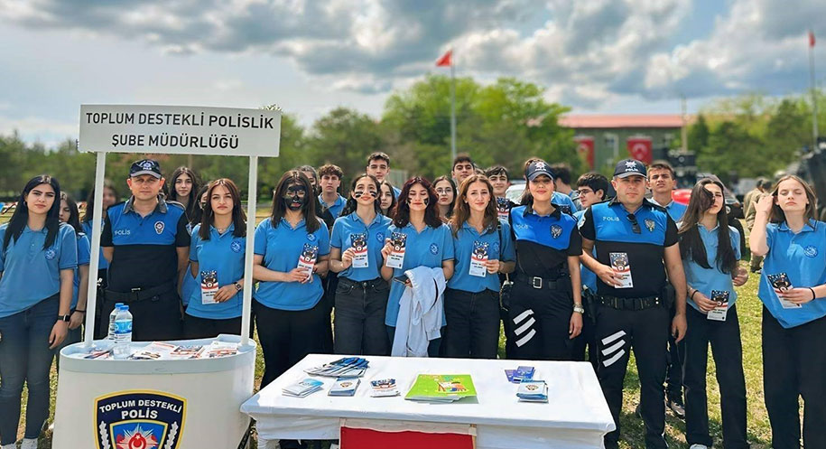 Erzincan Emniyeti’nin bilgilendirici standı, çocuklar ve gençler başta olmak üzere