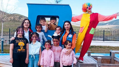 Refahiye Gençlik Merkezi’nin “Hayata Renk Kat” projesi kapsamında gönüllü gençler,