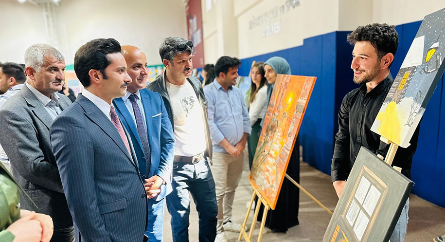 Refahiye’de Gençlik Haftası etkinlikleri kapsamında Erzincan’ın Refahiye ilçesinde sanatsal bir