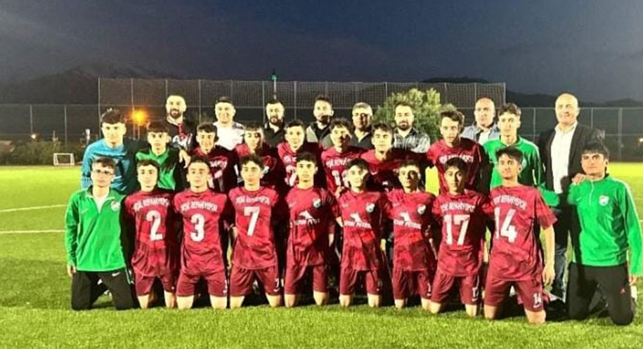 Erzincan’ın gururu Yeşil Refahiye Spor Kulübü U-17 futbol takımı, sezon