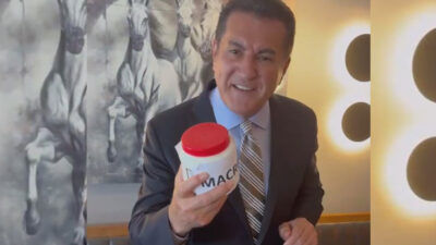 Fransa Cumhurbaşkanı Emmanuel Macron’un Vietnam ziyareti öncesinde uçakta eşi Brigitte