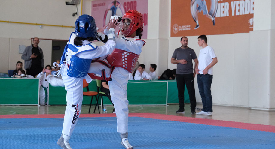 Erzincan’da genç sporcuların gelişimine büyük katkı sağlayan okul sporları faaliyetleri