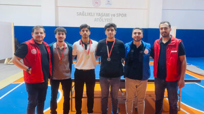 Erzincan’da Gençlik Haftası kapsamında düzenlenen masa tenisi turnuvası, gençlerin rekabeti