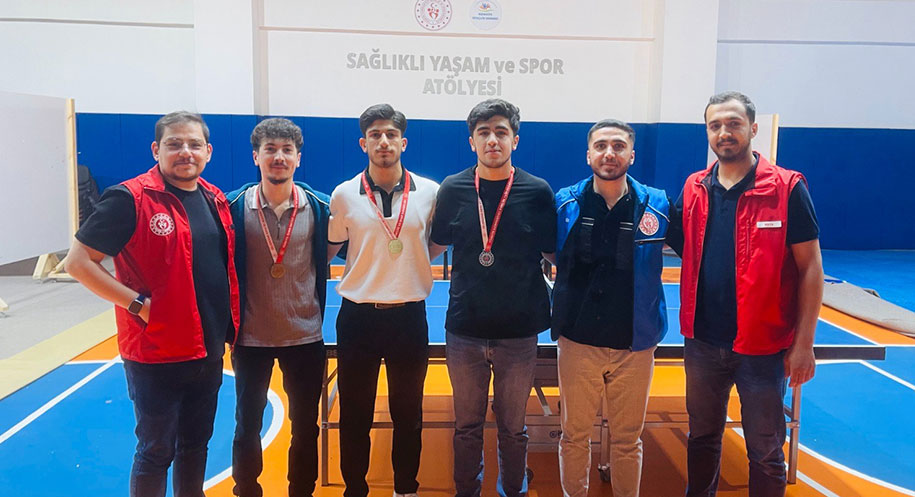 Erzincan’da Gençlik Haftası kapsamında düzenlenen masa tenisi turnuvası, gençlerin rekabeti