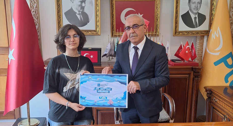 Erzincan Fen Lisesi öğrencisi Reyyan Demiriz, Evrensel Posta Birliği’nin düzenlediği