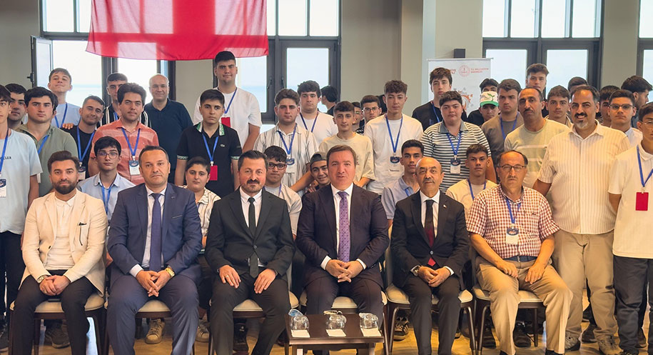 Cumhurbaşkanlığı himayelerinde Bitlis Ahlat’ta düzenlenen “Maziden Atiye Ahlat / Öğrenci