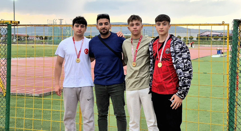 Erzincanlı atletler Ahmet Berat Bozdemir, Poyraz Aslan ve Görkem Gül,