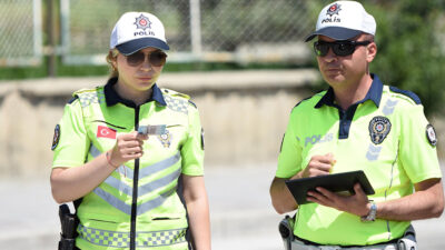 İçişleri Bakanlığı, sosyal medyada bir motosiklet sürücüsüne “ehliyet taşımadan araç