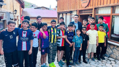 Kemaliye Kaymakamı İlhan Kayatürk, 23 Nisan’da makamını devrettiği minik öğrenci