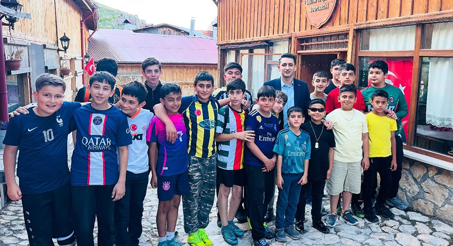 Kemaliye Kaymakamı İlhan Kayatürk, 23 Nisan’da makamını devrettiği minik öğrenci