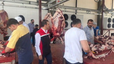 Kurban Bayramı’nın ilk gününde Erzincan’da ruhsatlı mezbahanelerde yoğunluk yaşandı. Vatandaşların