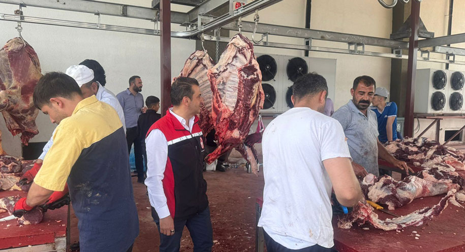 Kurban Bayramı’nın ilk gününde Erzincan’da ruhsatlı mezbahanelerde yoğunluk yaşandı. Vatandaşların