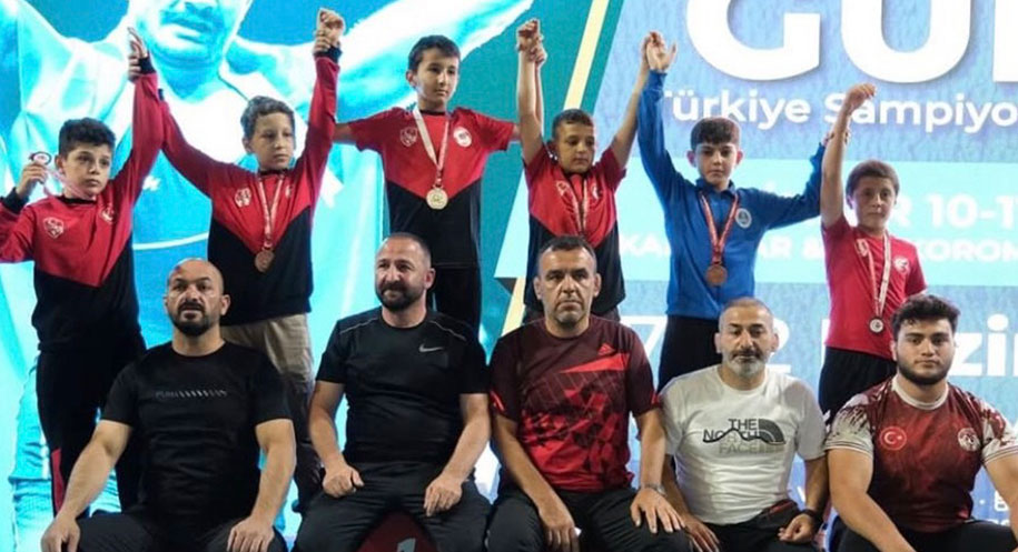 Sivas’ta düzenlenen U-11 Serbest Güreş Türkiye Birinciliği Müsabakaları’nda Erzincanlı sporcu