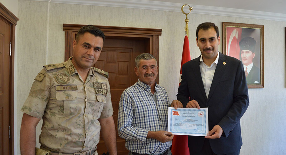 Kemah Kaymakamı Ökkeş Safa Türkoğlu, ilçede görev yapan gönüllü güvenlik