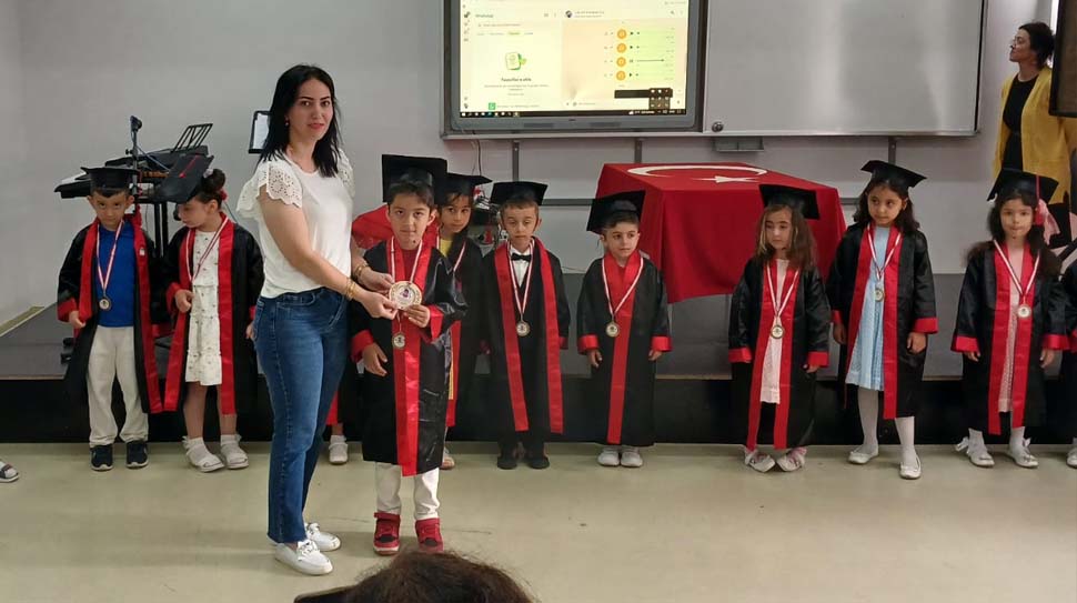 Erzincan Munzur Anaokulu, 2024-2025 eğitim-öğretim yılının sona ermesiyle düzenlediği mezuniyet