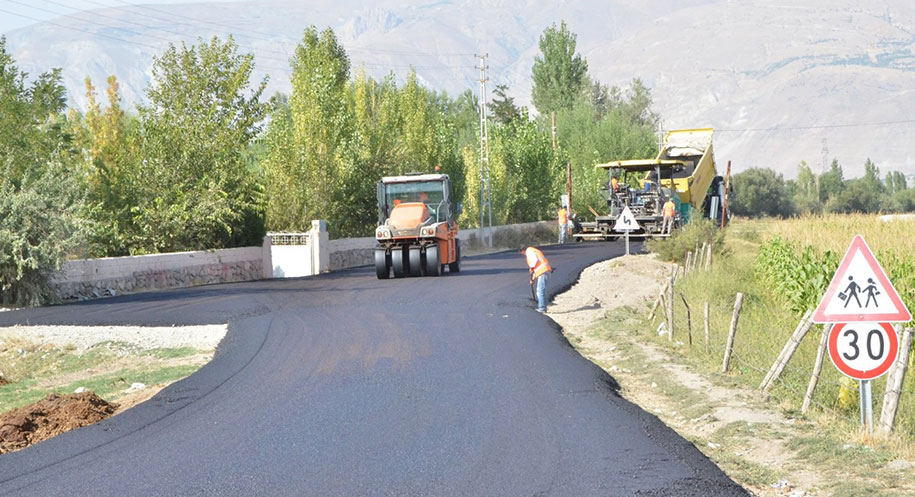 Erzincan Belediyesi Fen İşleri Müdürlüğü ekipleri, şehir genelinde başlattığı asfaltlama,