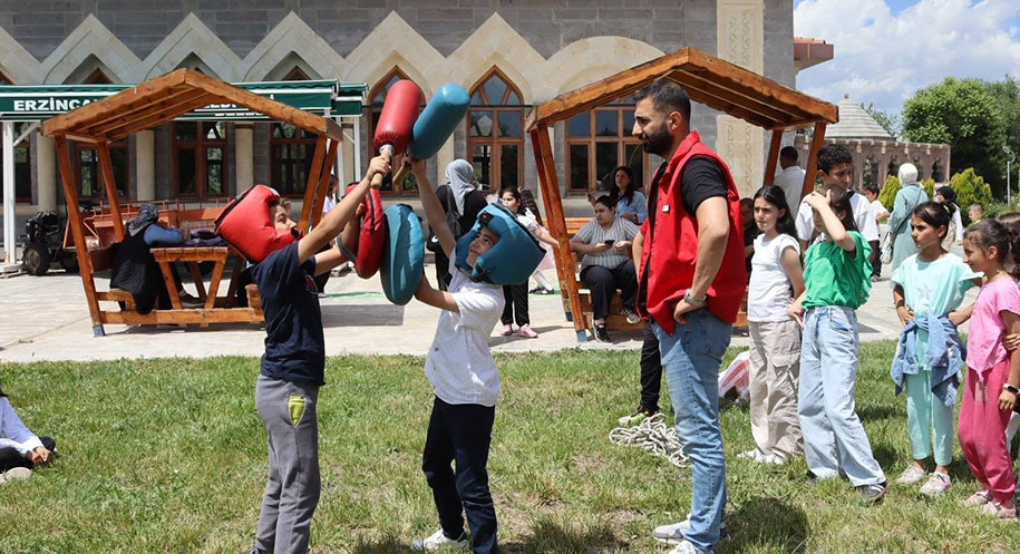 Erzincan Gençlik Merkezi, ÇEDES projesi kapsamında düzenlediği yılsonu şenliklerinde öğrencilerle