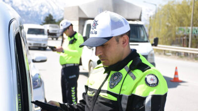 Erzincan Polisi, araması bulunan şahıslara yönelik yaptığı çalışmalarda, 57 yıl