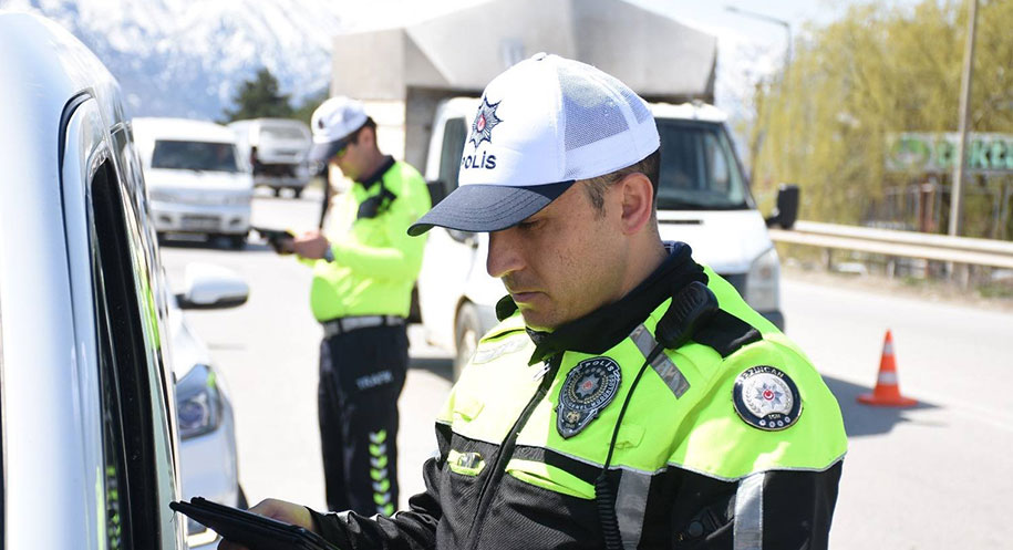 Erzincan Polisi, araması bulunan şahıslara yönelik yaptığı çalışmalarda, 57 yıl