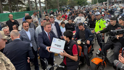 Erzincan Valiliği tarafından trafikte farkındalık oluşturmak amacıyla düzenlenen etkinlikte, kaskı