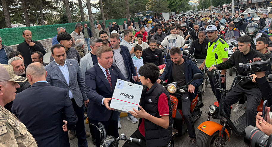 Erzincan Valiliği tarafından trafikte farkındalık oluşturmak amacıyla düzenlenen etkinlikte, kaskı