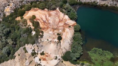 Erzincan’daki Otlukbeli Gölü, benzersiz kırmızı rengi ve şifalı sularıyla artık