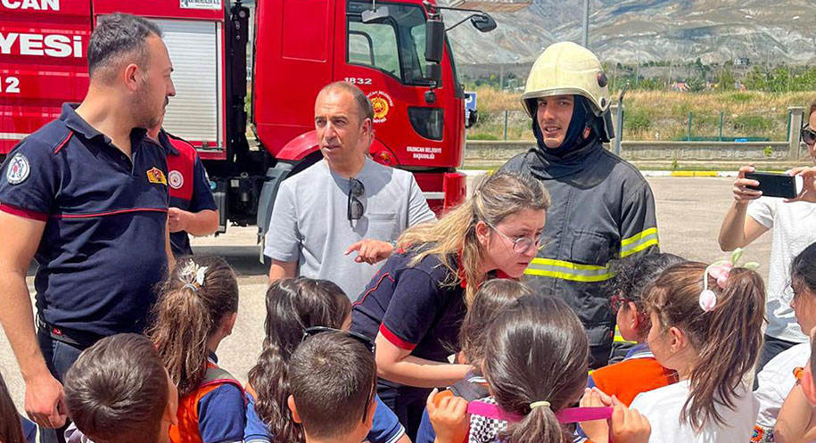 Erzincan Melikşah İlkokulu 1. sınıf öğrencileri, Erzincan Belediyesi İtfaiye Müdürlüğü’nü