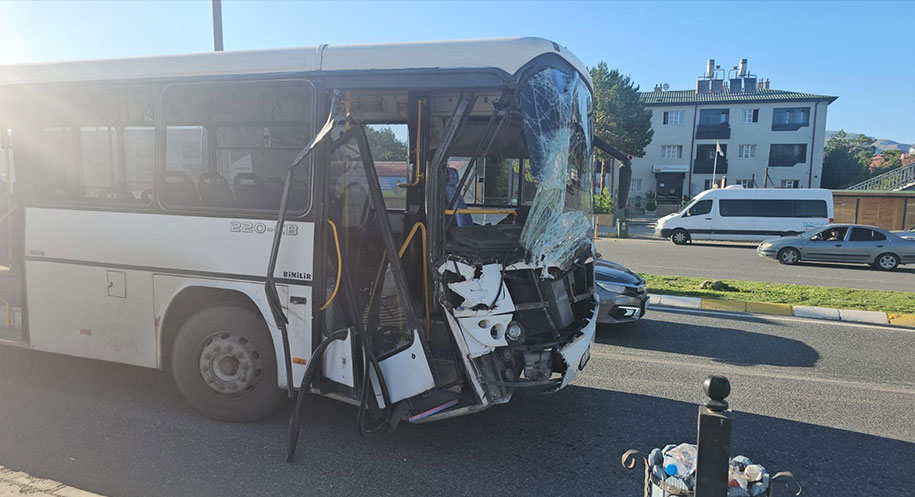 Erzincan’da yolcu otobüsü ile tırın çarpışması sonucu meydana gelen trafik