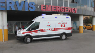 Erzincan’da Recep Tayyip Erdoğan Bulvarı üzerinde otomobil ile motosikletin çarpışması