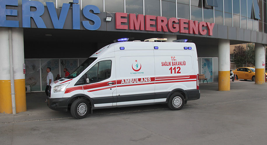 Erzincan’da Recep Tayyip Erdoğan Bulvarı üzerinde otomobil ile motosikletin çarpışması