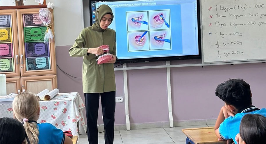 Kemah Devlet Hastanesi Toplum Sağlığı birimi, öğrencilere diş sağlığının önemini