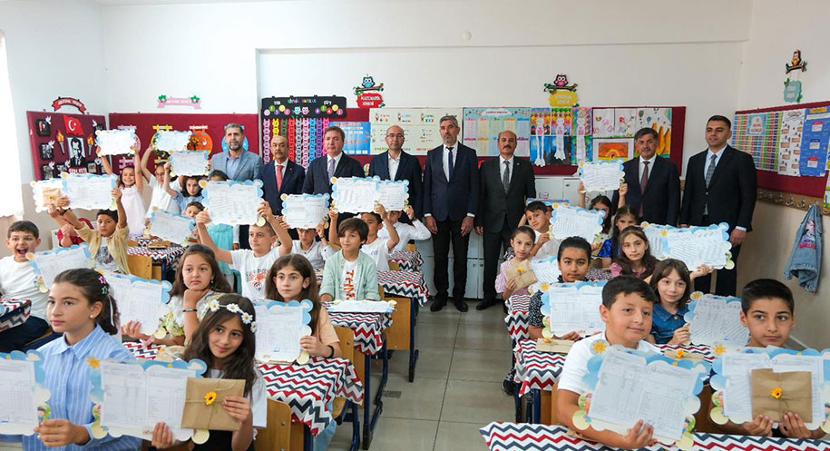 Erzincan’da 2024-2025 eğitim öğretim yılının sona ermesiyle birlikte öğrenciler, karnelerini