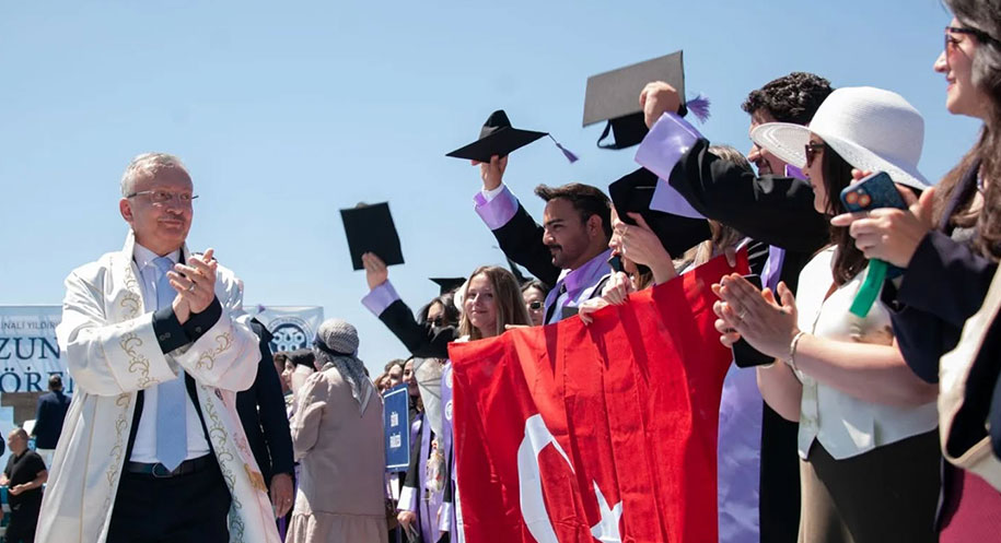 Erzincan Binali Yıldırım Üniversitesi 2024-2025 Akademik Yılı mezunları, düzenlenen mezuniyet