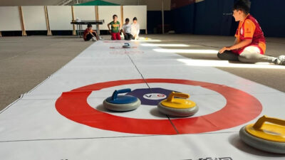 Refahiye Gençlik Merkezi’nde düzenlenen Floor Curling etkinliği, gençlerin takım çalışması