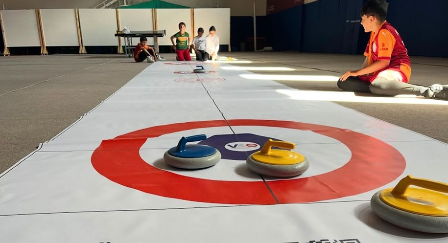 Refahiye Gençlik Merkezi’nde düzenlenen Floor Curling etkinliği, gençlerin takım çalışması