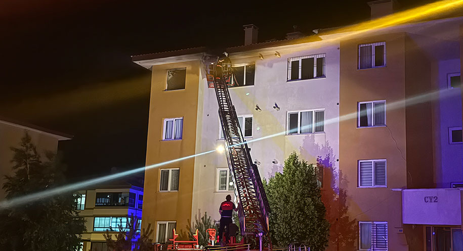 Erzincan’da bir apartman dairesinde çıkan yangında ev kullanılamaz hale geldi.