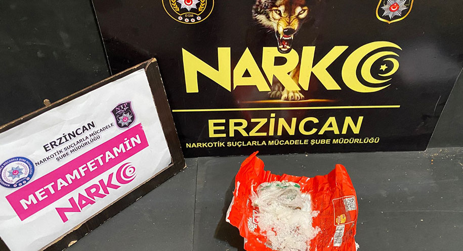 Erzincan’da düzenlenen operasyonda 14 gram metamfetamin ele geçirildi. İki şüpheli