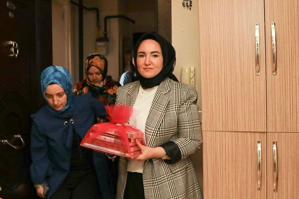 Erzincan Valisi Hamza Aydoğdu’nun eşi Emine Aydoğdu, örnek bir sosyal
