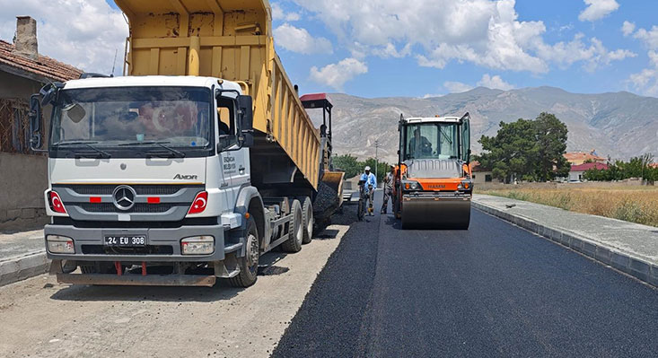 Erzincan Belediyesi, Geçit Yerleşkesi’nde başlattığı asfalt serim çalışmalarıyla ulaşım konforunu