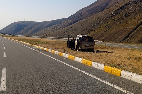 Erzincan-Sivas karayolunda hafif ticari aracın takla attığı kazada, sürücü ile