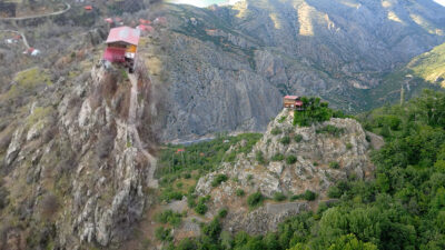 Kemaliye’nin sarp kayalıklarının zirvesine iki yıl süren emekle inşa edilen