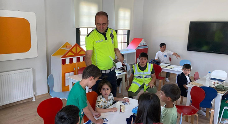 Erzincan İl Emniyet Müdürlüğü’nün “Trafik Dedektifleri” projesi kapsamında Refahiye’de düzenlenen