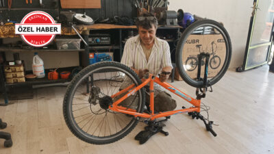Erzincan’da 40 yıldır bisiklet tamiri yapan Haluk Solmaz, şarjlı bisikletlerin