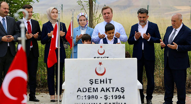Tercan’daki Edebük Şehitliği’ni ziyaret eden Erzincan protokolü, 1994 yılında terör
