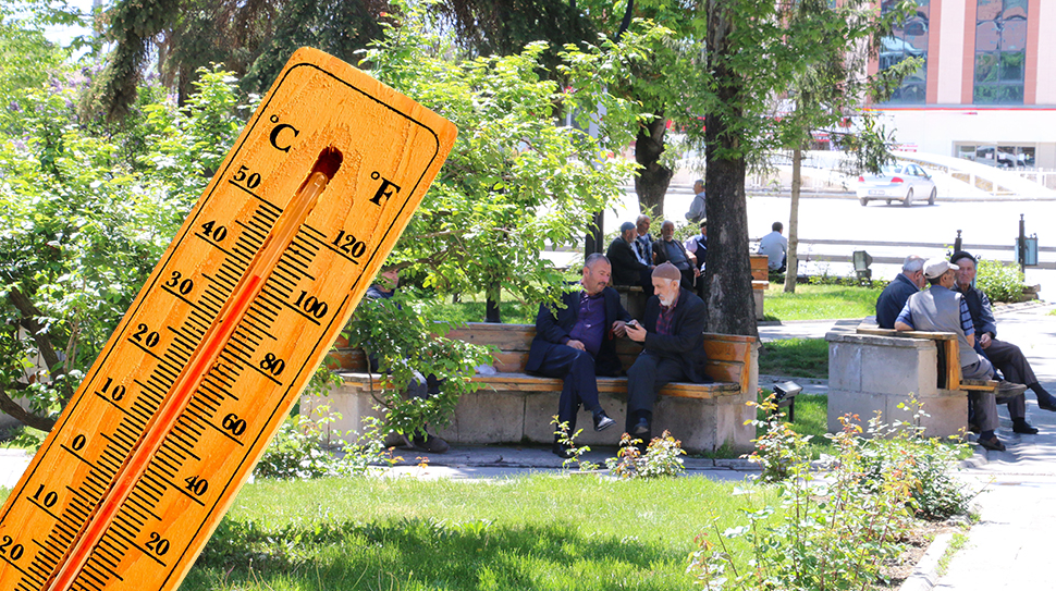 Termometrelerin 35 dereceyi gösterdiği Erzincan’da vatandaşlar serinlemek için parklara akın