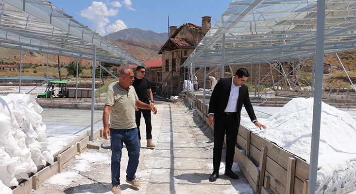 Kemah Kaymakamı Resul Tutay, ilçenin önemli ekonomik değerlerinden Kemah Tuz