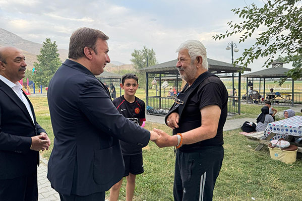 Erzincan Valisi Hamza Aydoğdu, Ekşisu Mesire Alanı’nı ziyaret ederek vatandaşlarla