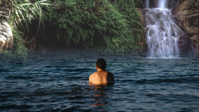 Yaz sıcaklarında serinlemek için baraj, gölet ve sulama kanallarına giren