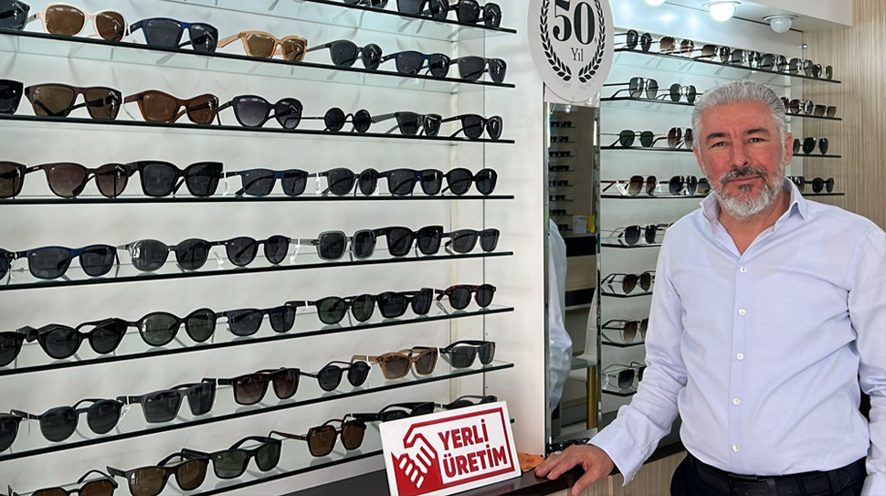 Erzincan’da 35 yıldır gözlükçülük yapan Ertan Buyruk, artan maliyetler ve